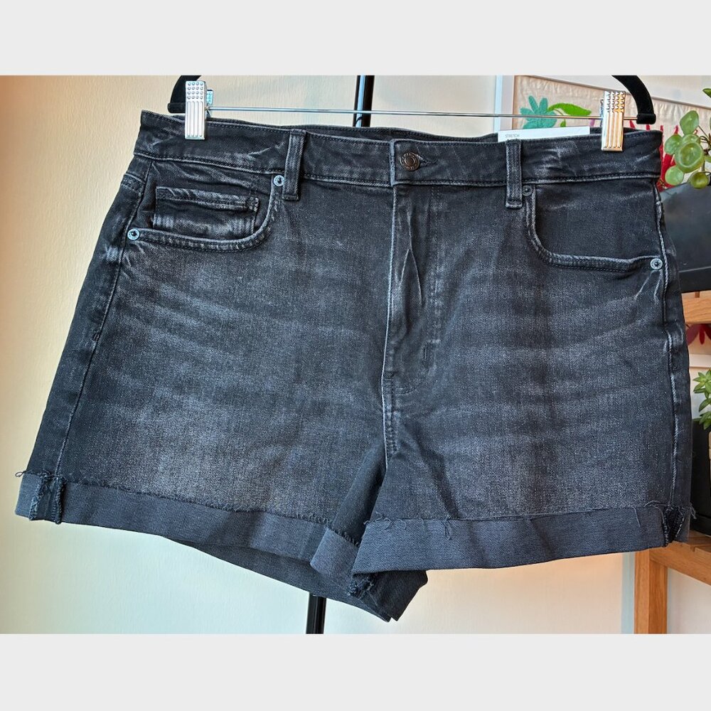 American Eagle NWT Black Mom Super High Rise Short - Size 14/32